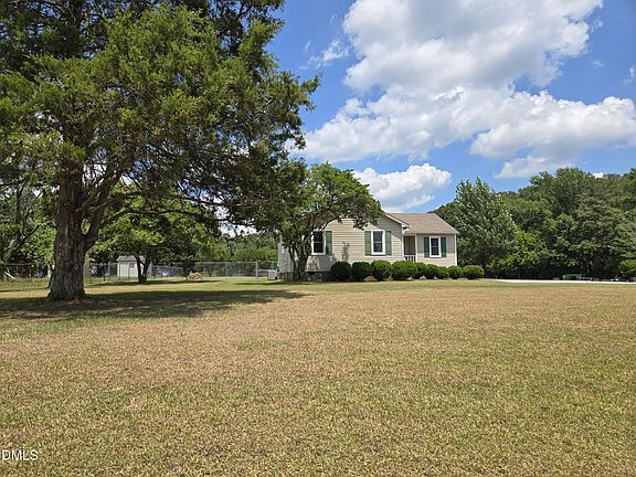 4th image of 221 Country Ln