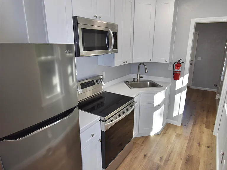 626 W Georgia St #B — Photo 5