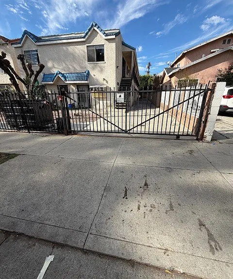 645 N New Hampshire Ave — Photo 8