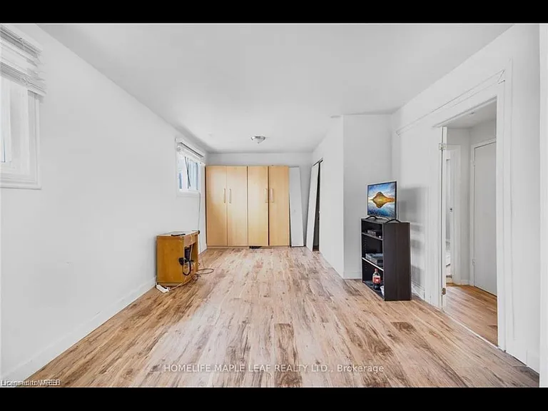 17 Villeneuve Cres — Photo 10