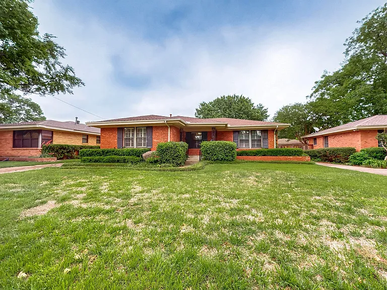 7305 Lehigh Dr — Photo 2