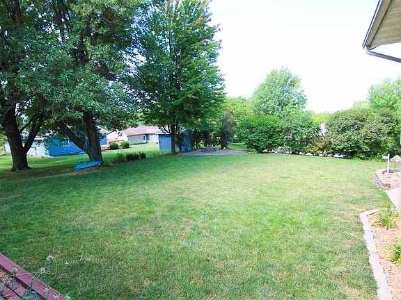4th image of 918 Elm St
