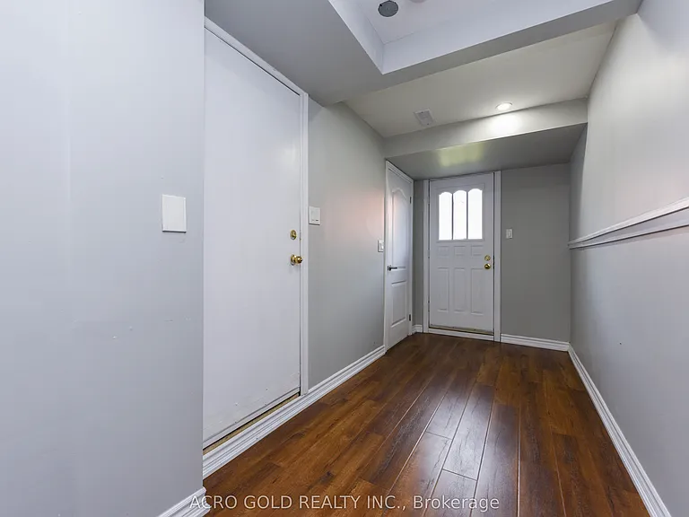 19 Hoskins Sq — Photo 36