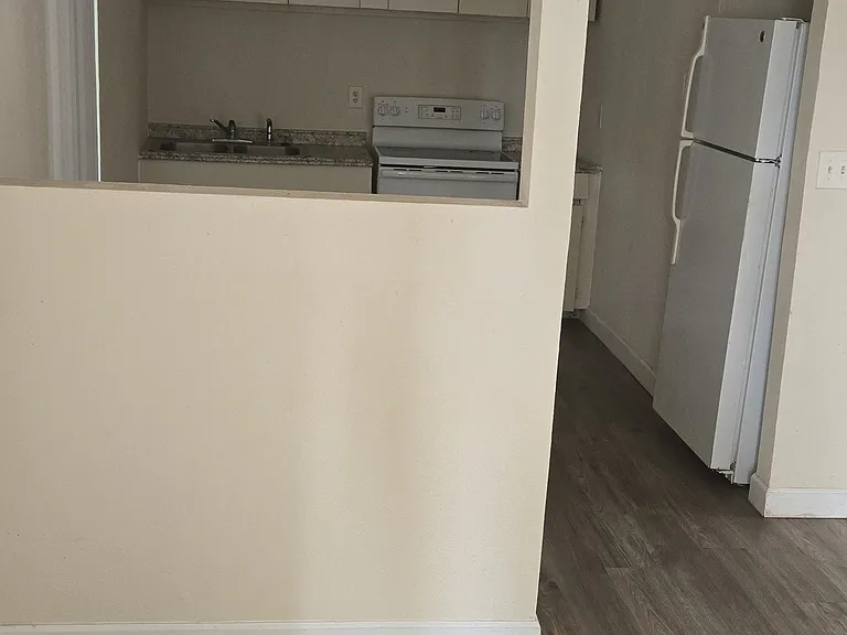 398 N 20th Dr #1 — Photo 3