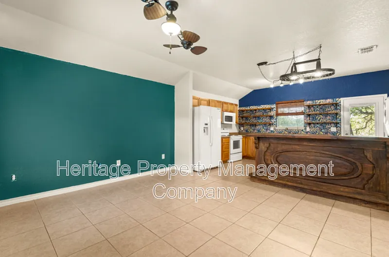 2 bed, 1.0 bath, 855 sqft, $1,800 — Photo 2