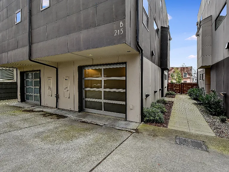 215B 12th Ave E #B — Photo 13