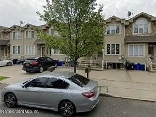 36 Calvanico Ln, Staten Island, NY 10314