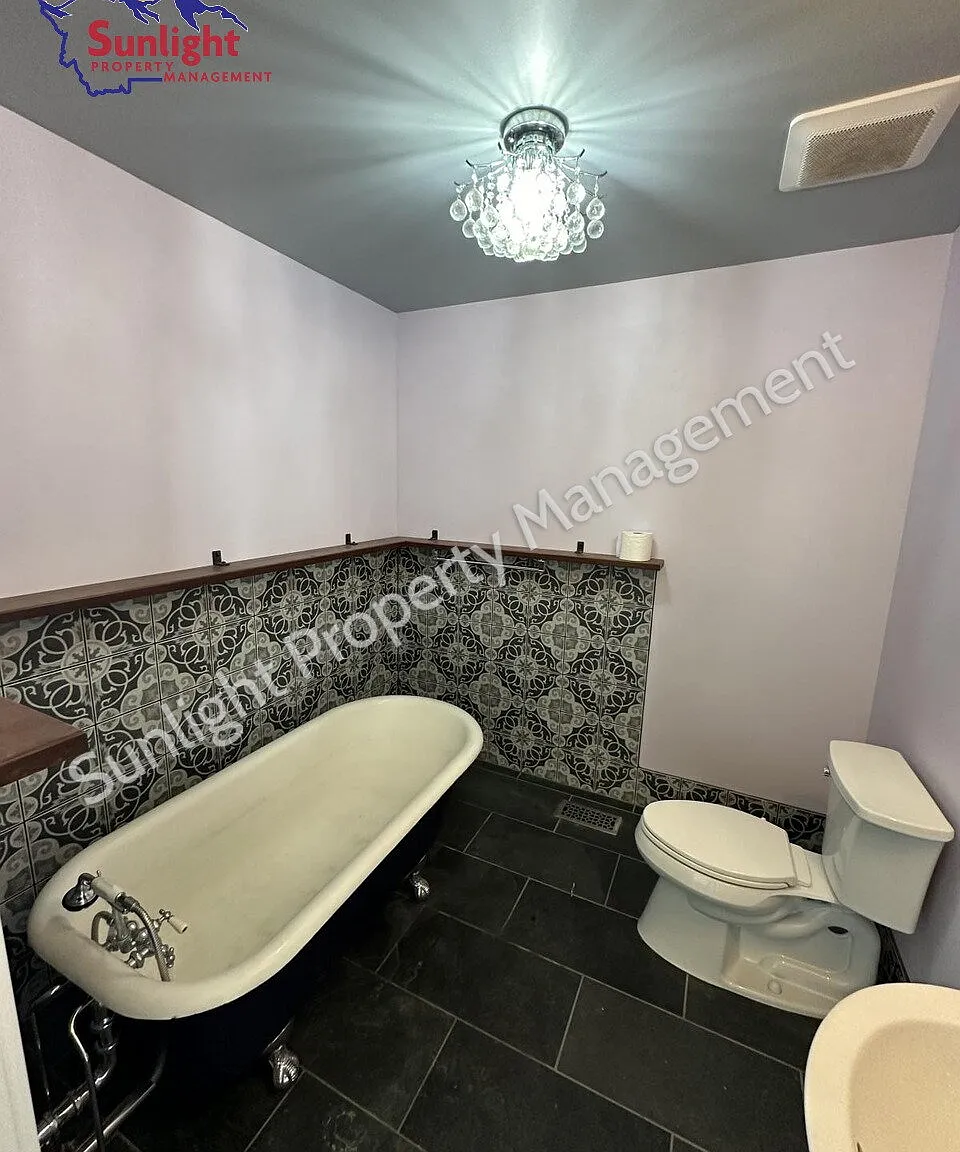 4 bed, 3.0 bath, 4819 sqft, $2,995 — Photo 4