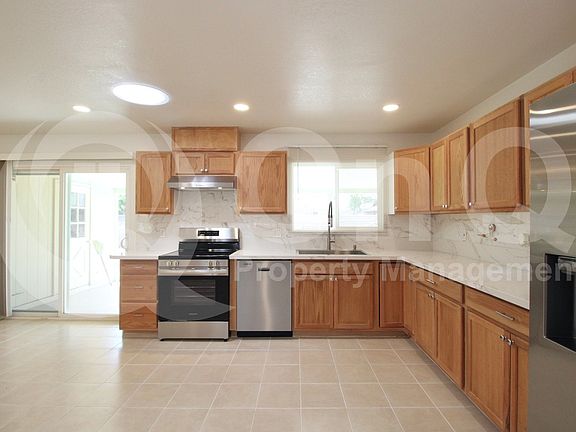 5th image of 935 E Wesleyan Dr