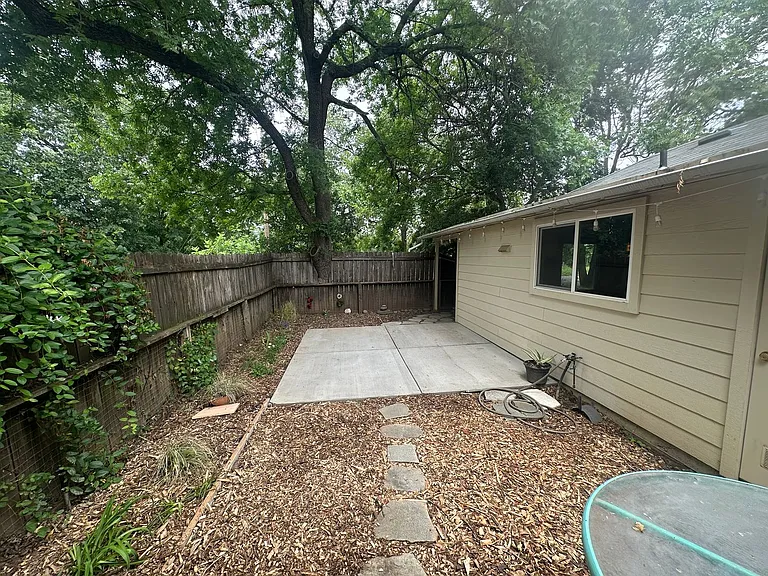 2050 Laburnum Ave — Photo 34