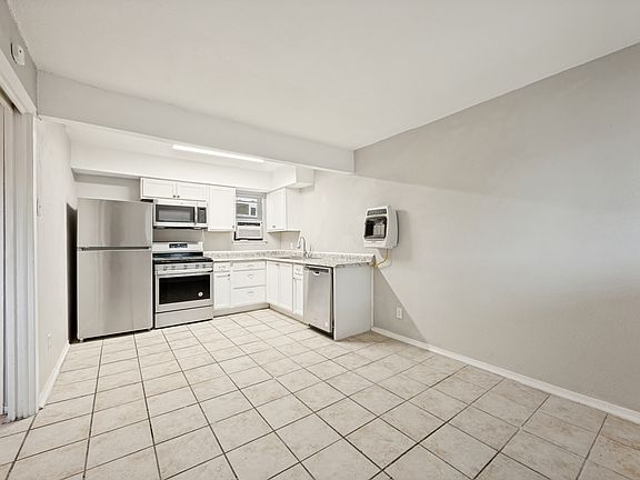 3rd image of 1001 W Elm St #D6277bdfa
