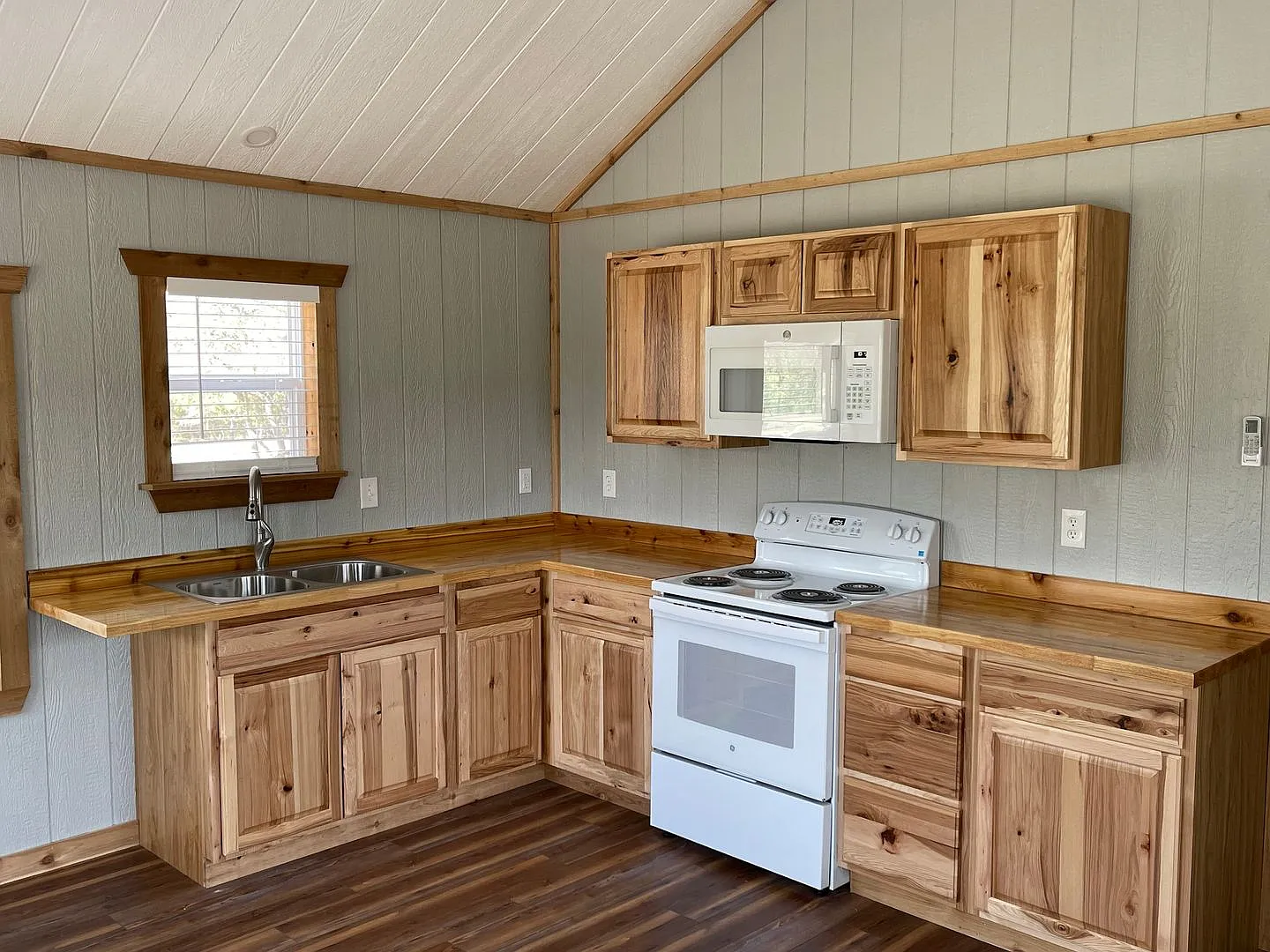 Hill Country Retreat on Acreage in Bandera — Photo 4