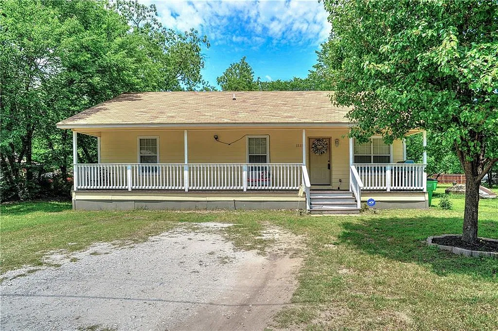 1515 Harris St — Photo 1