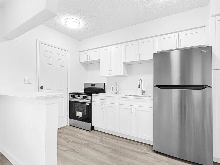 The Edgewater Apartments — Photo 6
