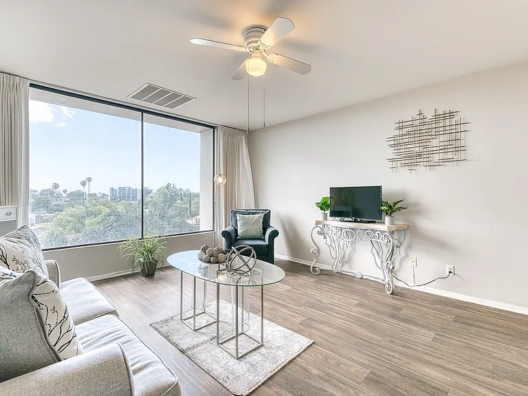 Bay Towers at Bixby Knolls - 55+ Active Adult Apartments — Photo 5
