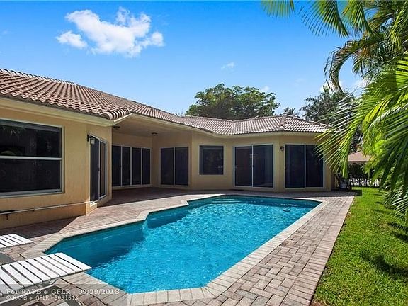 Inviting Tropical Oasis