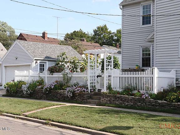 3rd image of 3756 Bowen Rd