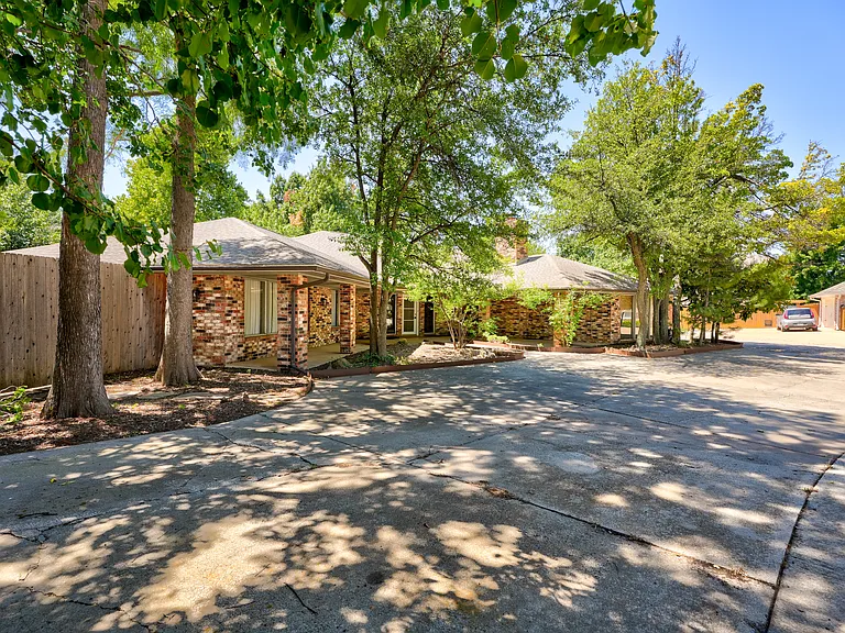 6325 Glenbrook Ct — Photo 3