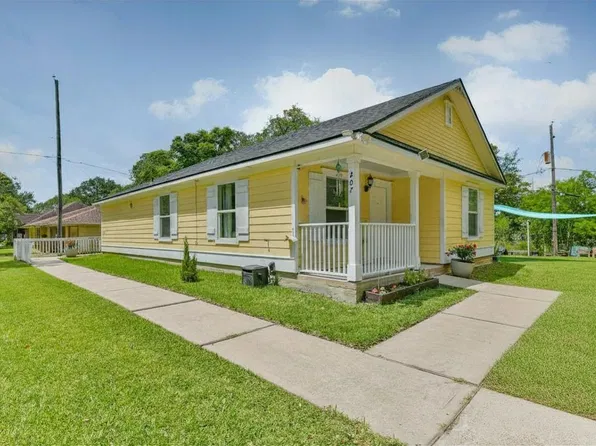 207 Oakridge Dr, Hitchcock, TX 77563