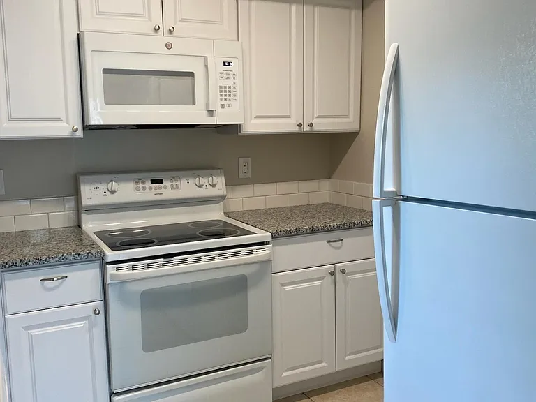 1536 SE Royal Green Cir #101 — Photo 3