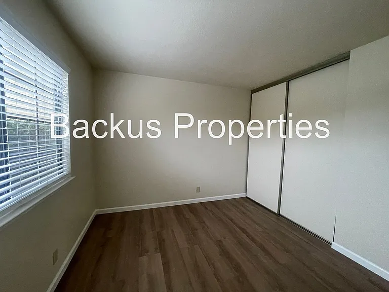 525 Victor St — Photo 8