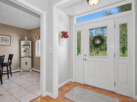 4th image of 20 Fieldstone Boulevard