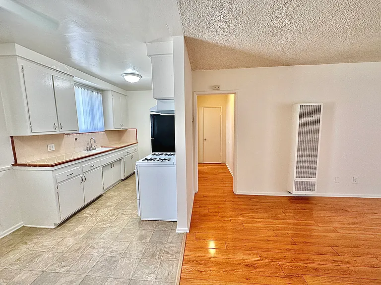 8750 Woodman Ave #18 — Photo 4