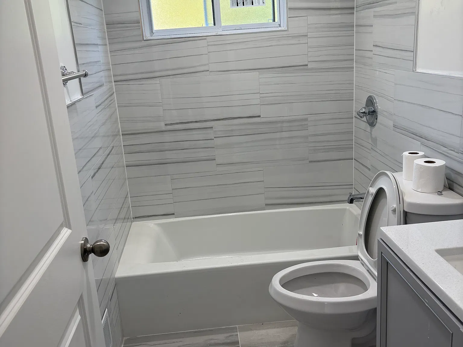 4 bed, $2,300 — Photo 2