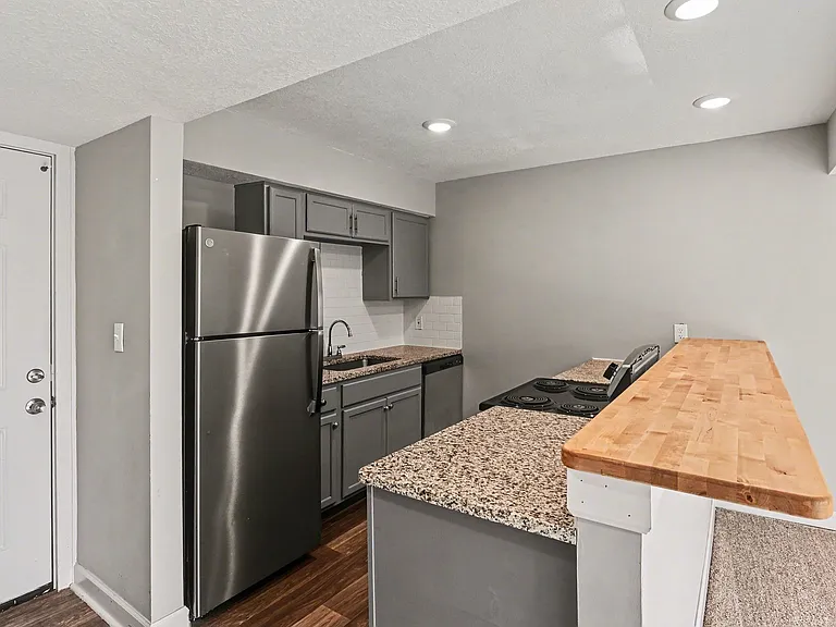 Meadowbrook Apartments — Photo 7