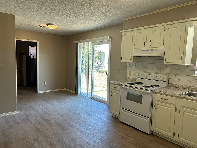1007 W Chatburn Dr — Photo 4