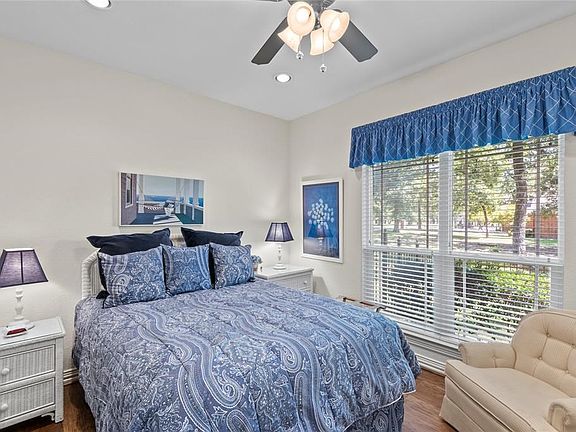 3rd image of 145 Saint Andrews Dr E