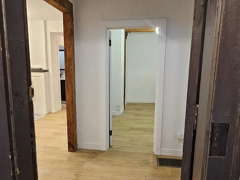 233 Ellerslie Ave #MAIN — Photo 7