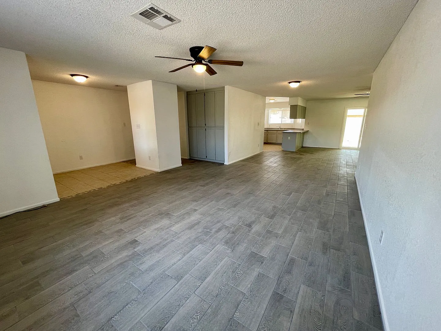 4 Bedroom in Mountain View-11348 E 24th Ln — Photo 4