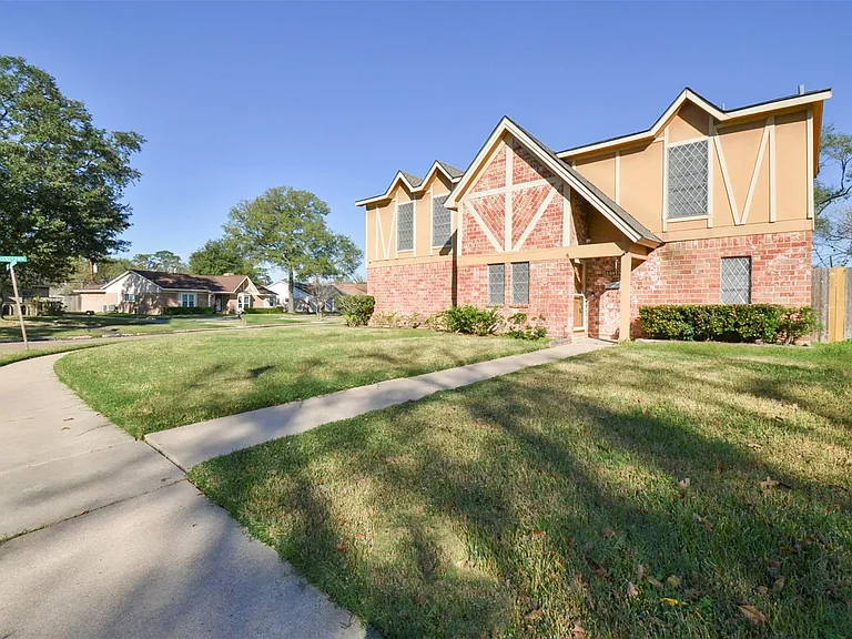 13915 Roundstone Ln — Photo 2