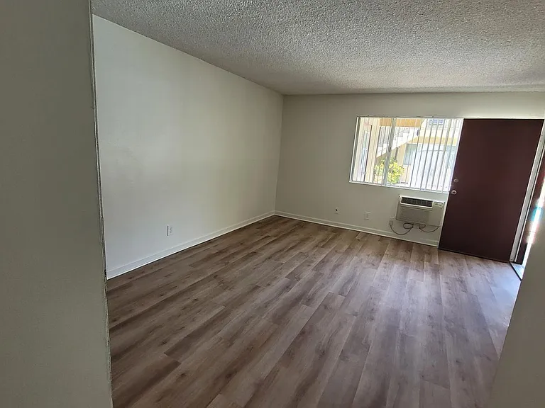 Hallmark Apartment — Photo 11