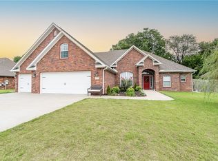 1300 Chattie Dr, Centerton, AR 72719