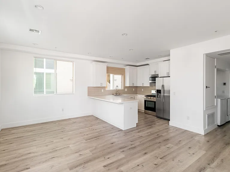 7125 S La Cienega Blvd — Photo 3