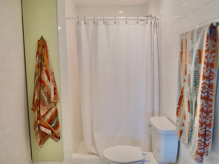4884 Glenalbyn Dr — Photo 15