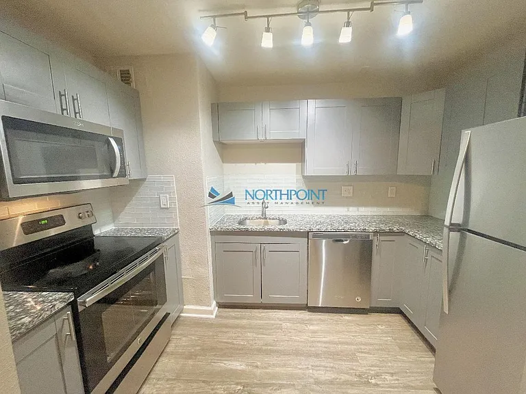 3710 Wyandotte St #8 — Photo 5