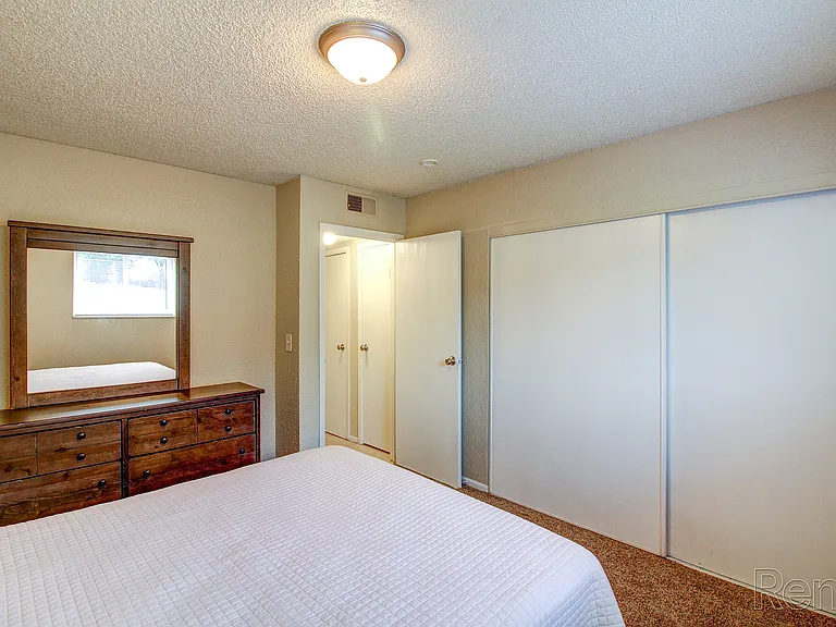 Crossroads Village Apartments — Photo 38