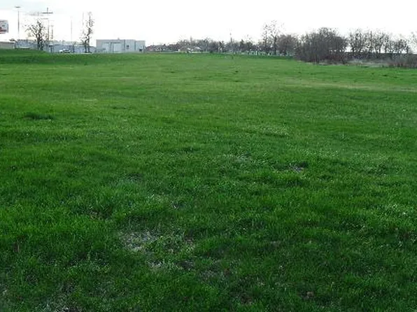 1718 Peri Dr, Mendota, IL 61342