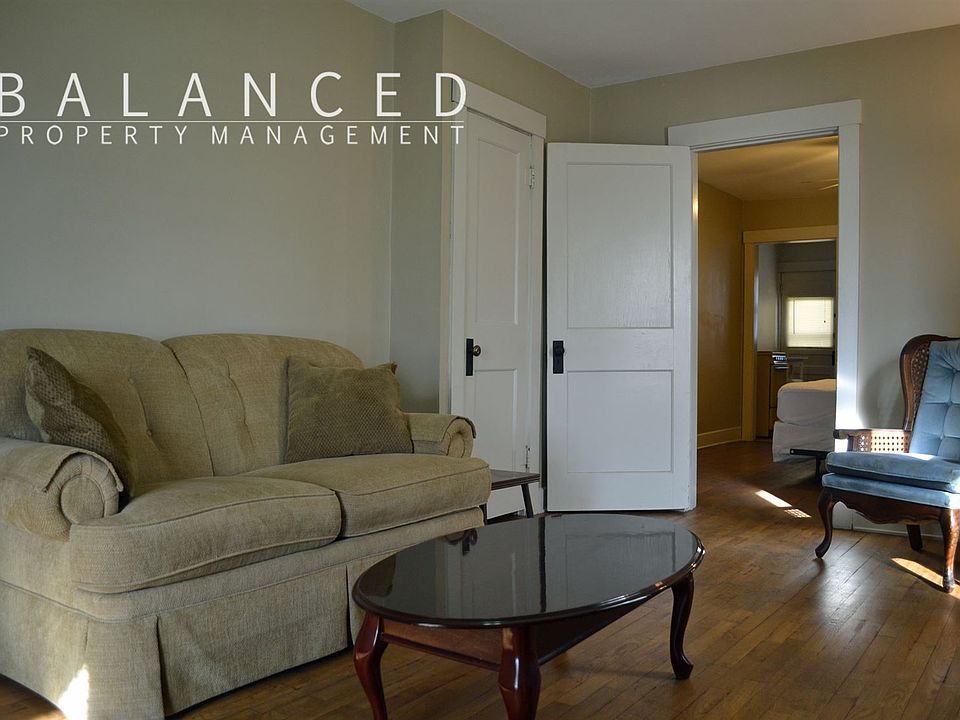 220-9-4-livingroom-1