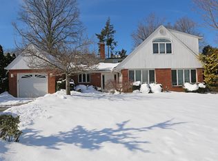 18 Oaks Hunt Rd, Great Neck, NY 11020