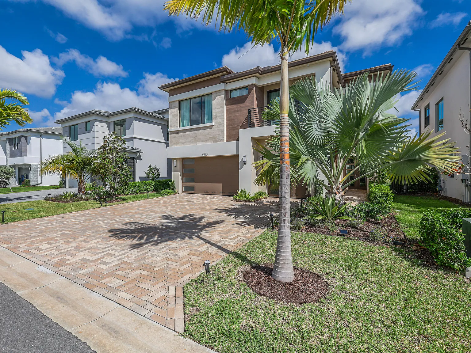 5 bed, 5.0 bath, 3687 sqft, $19,000 — Photo 2
