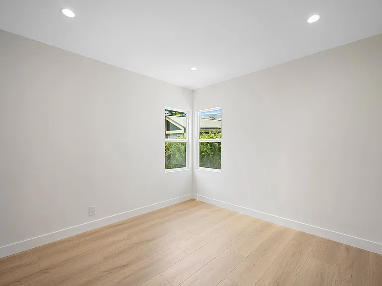 2521 Manhattan Ave — Photo 13