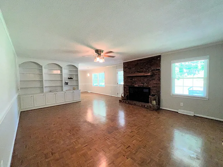 928 Brentwood Dr — Photo 3