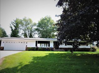 1130 Honey Creek Rd, Oshkosh, WI 54904