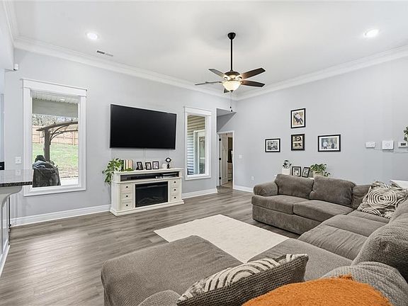 3rd image of 484 Olive Ct