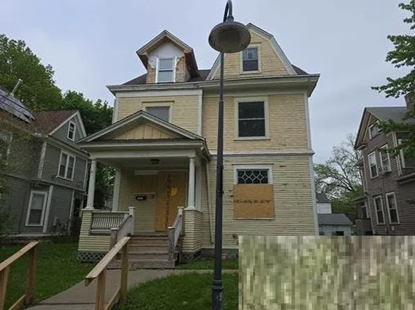 933 17th St, Rock Island, IL 61201