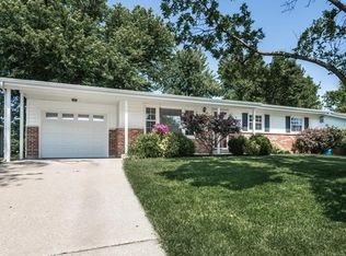 18 Oakwood Dr, Saint Charles, MO 63301
